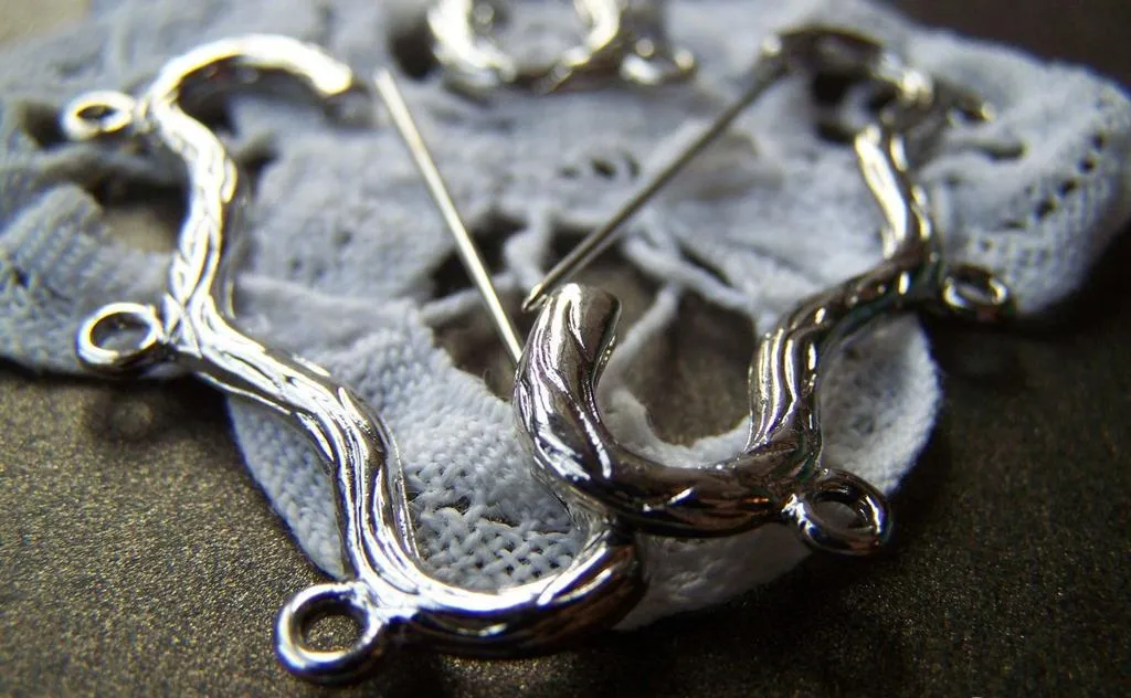 10 pcs Antique Silver Three Loops Bow Safety Pins Broochs A1778