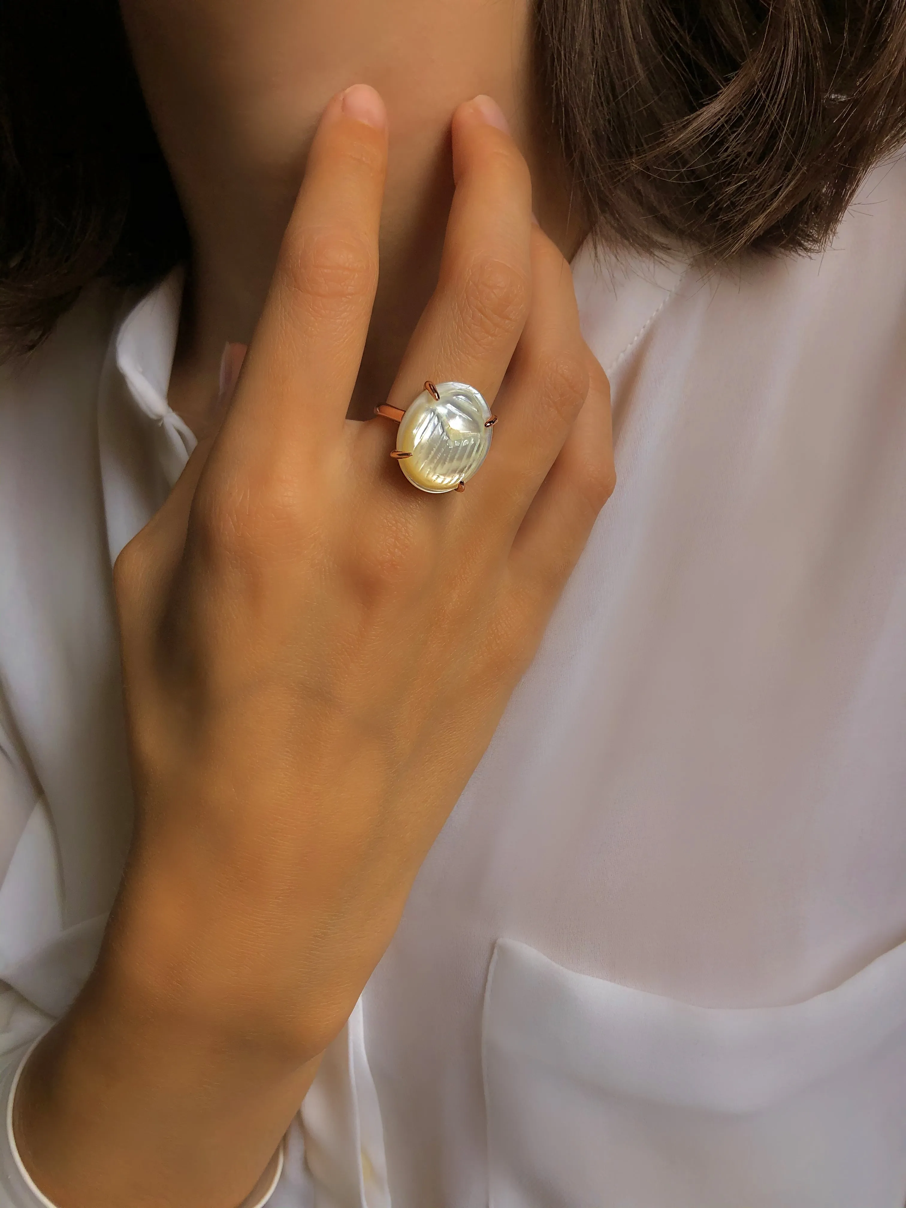 18k yellow gold ring assembled with mother-of-pearl