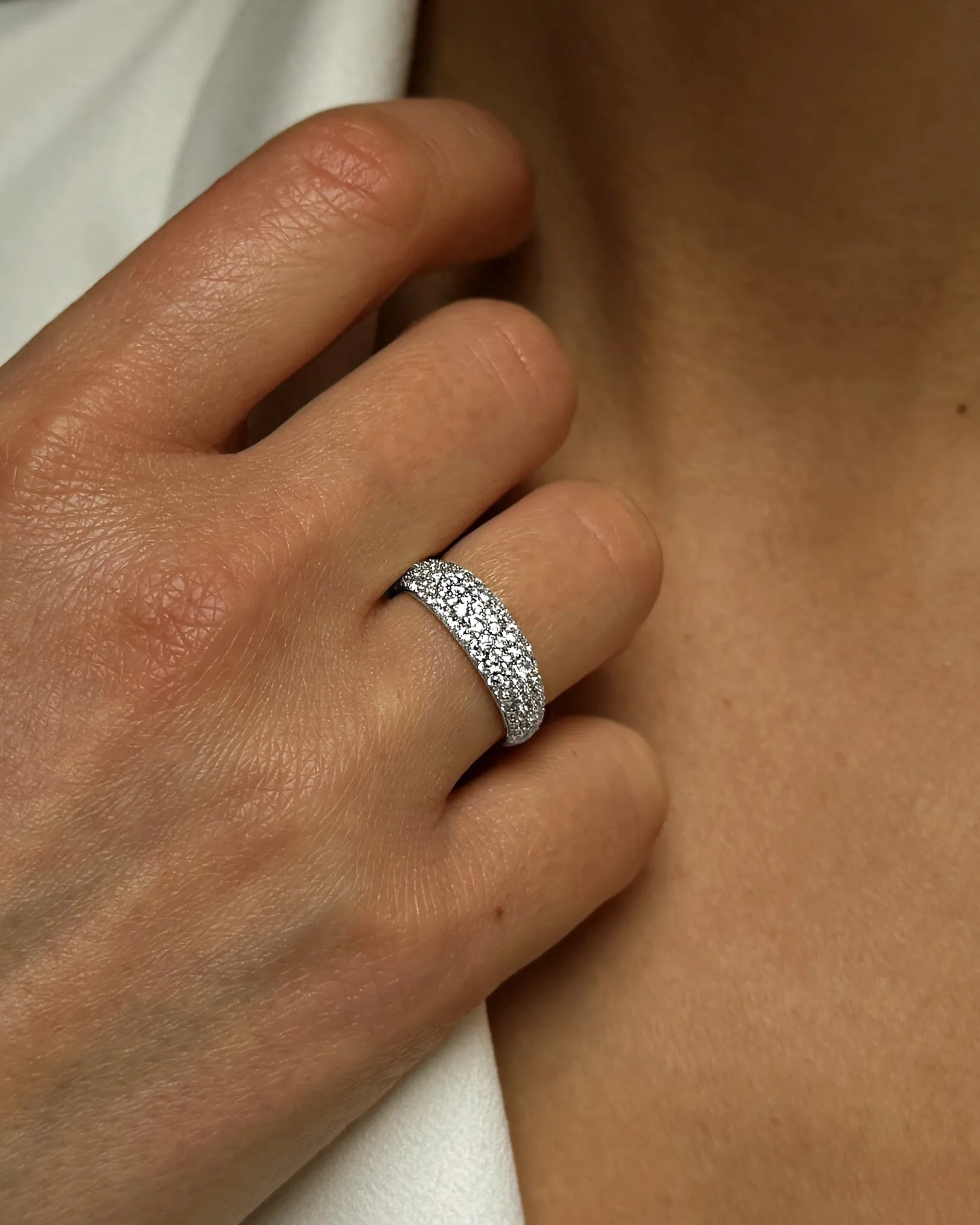 925 Silver plated ring assembled with white zirconium oxide