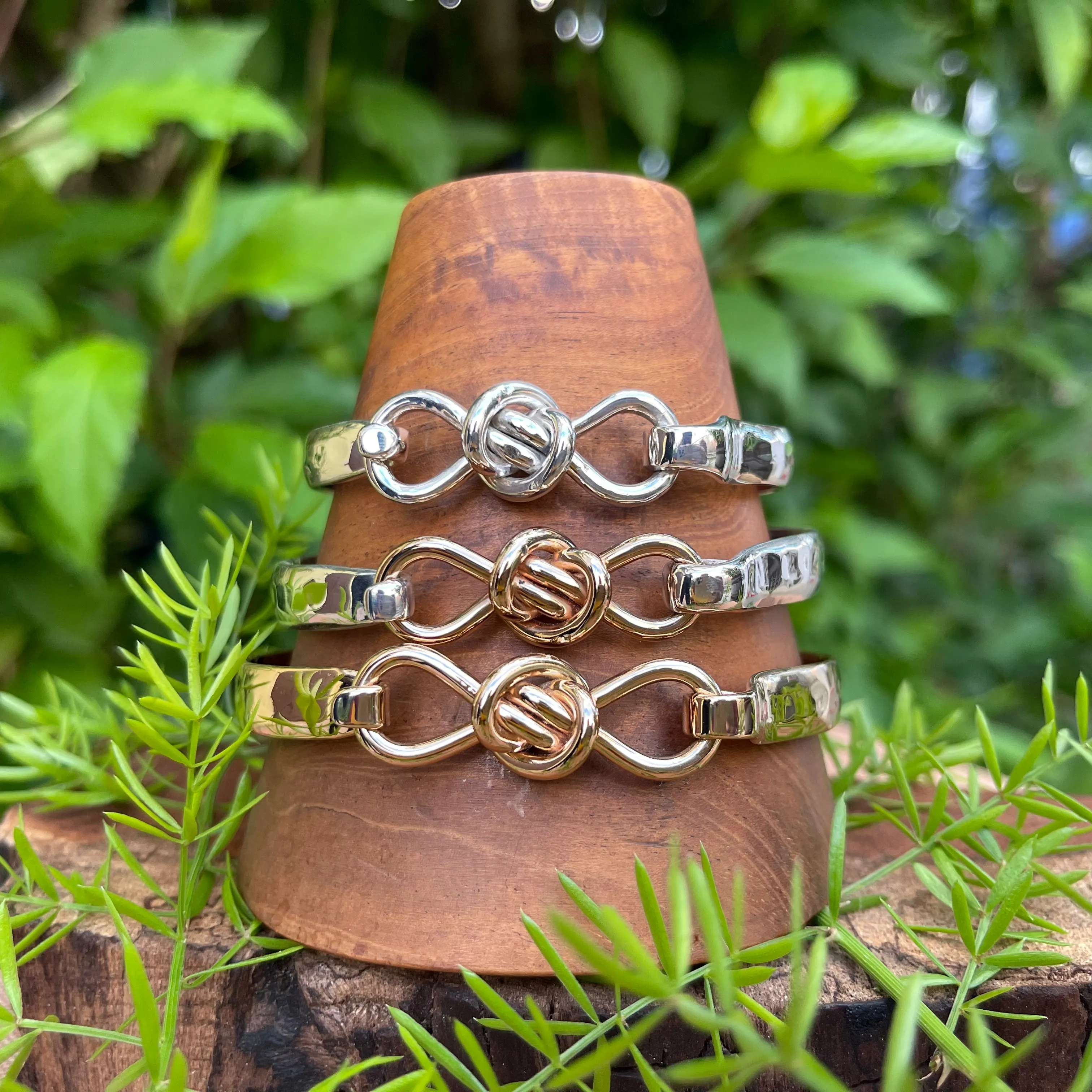 Crucian Knot 8mm Latching Bracelet