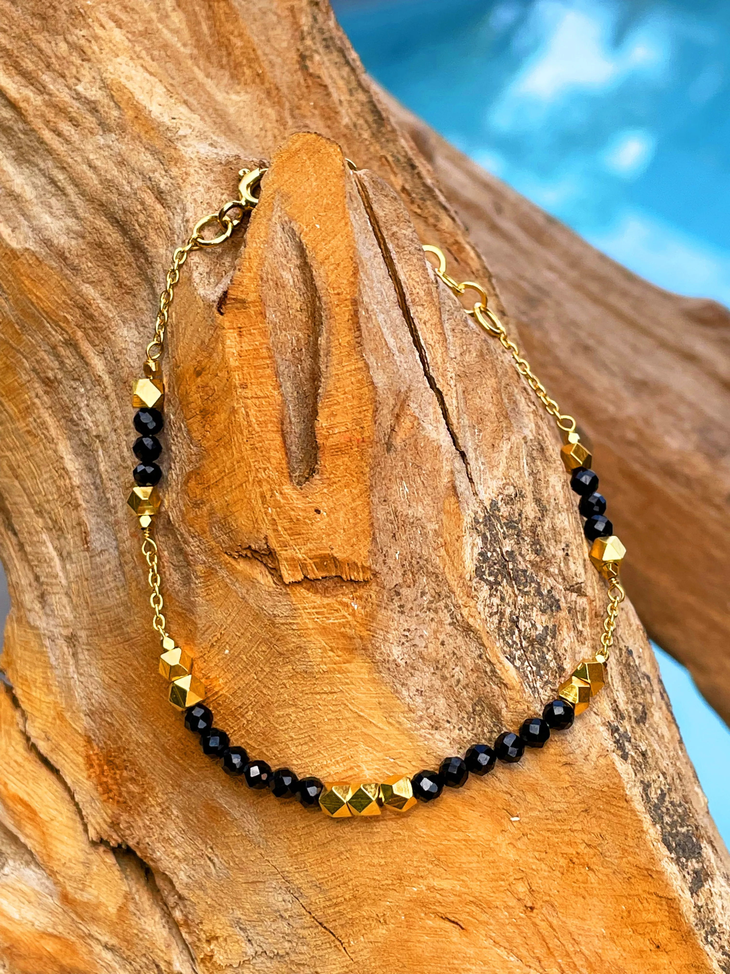 Gold-plated pearl bracelet 18k yellow gold assembled with black onyx