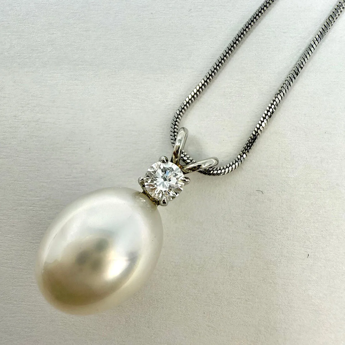 Platinum Necklace with Pearl and Diamond Pendant