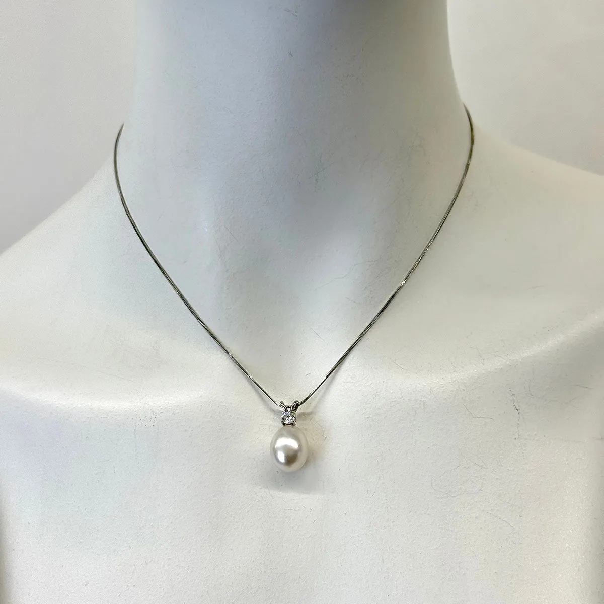 Platinum Necklace with Pearl and Diamond Pendant