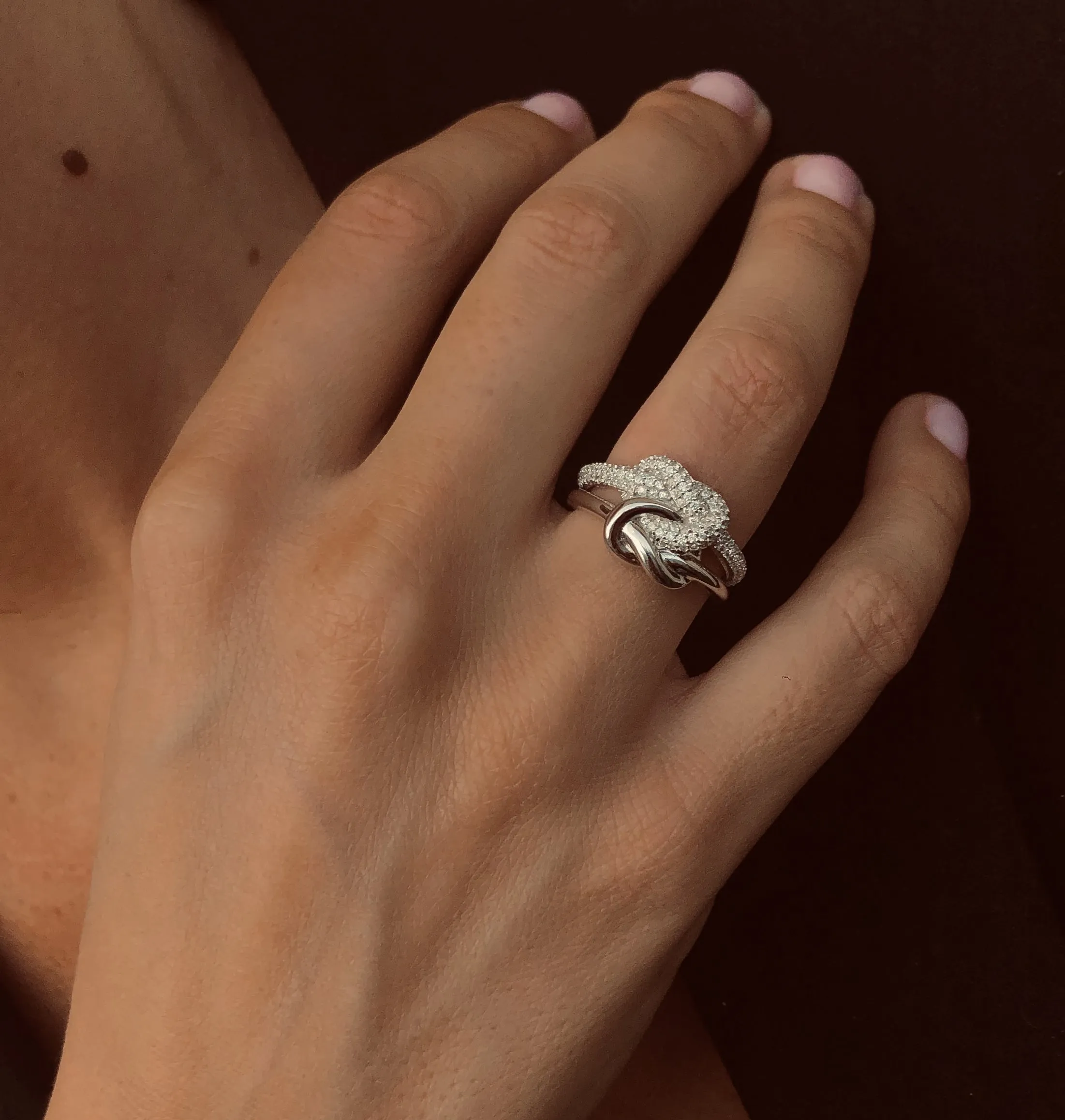 Rhodium plated 925 silver ring assembled with zirconium oxide