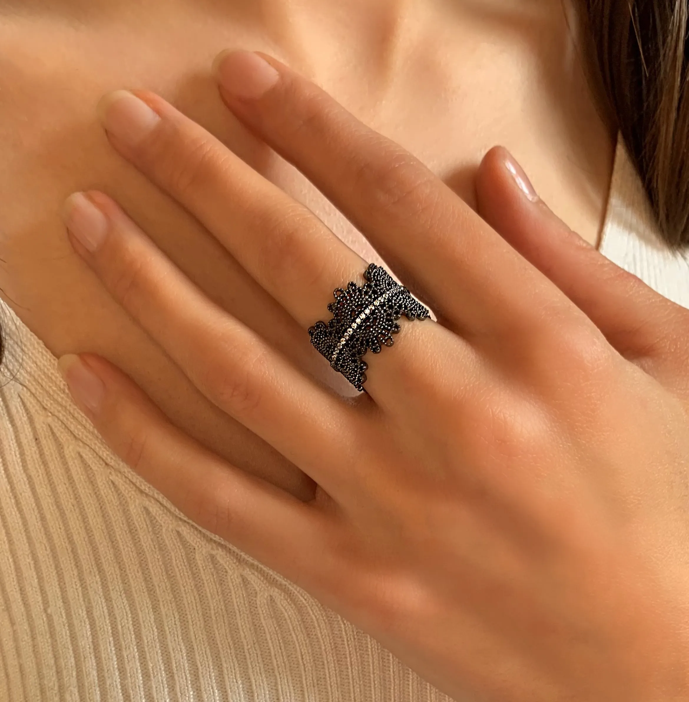 Ring in 925 Silver plated with black Rhodium assembled with zirconium oxide