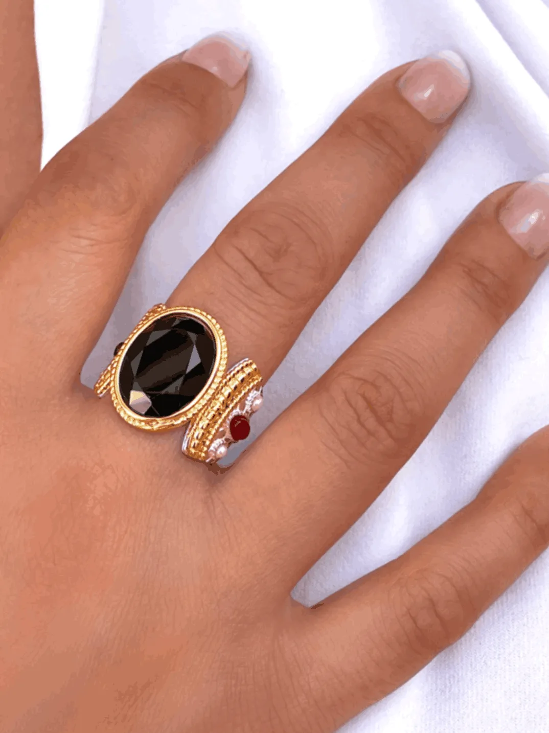 Ring in 925 Silver plated with Rhodium and 18k Yellow Gold assembled with Black Onyx, Freshwater Pearl and Red Onyx