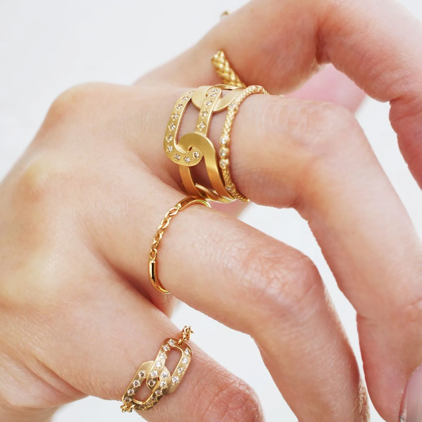 Talkative White Diamond Yellow Gold Handmade Chain Ring